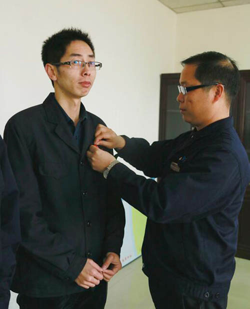 隆华党委倡议：佩戴党徽 亮明身份 增强责任意识